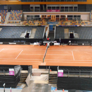 indoor gravel tennisbaan