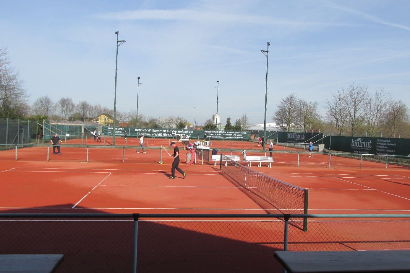 Actiefoto van speler op een groene tennisbaan