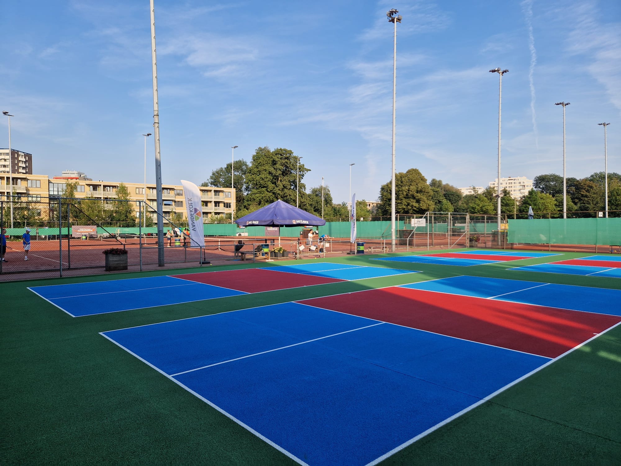 meerdere, kleurrijke pickleballbanen bij een tennisvereniging.