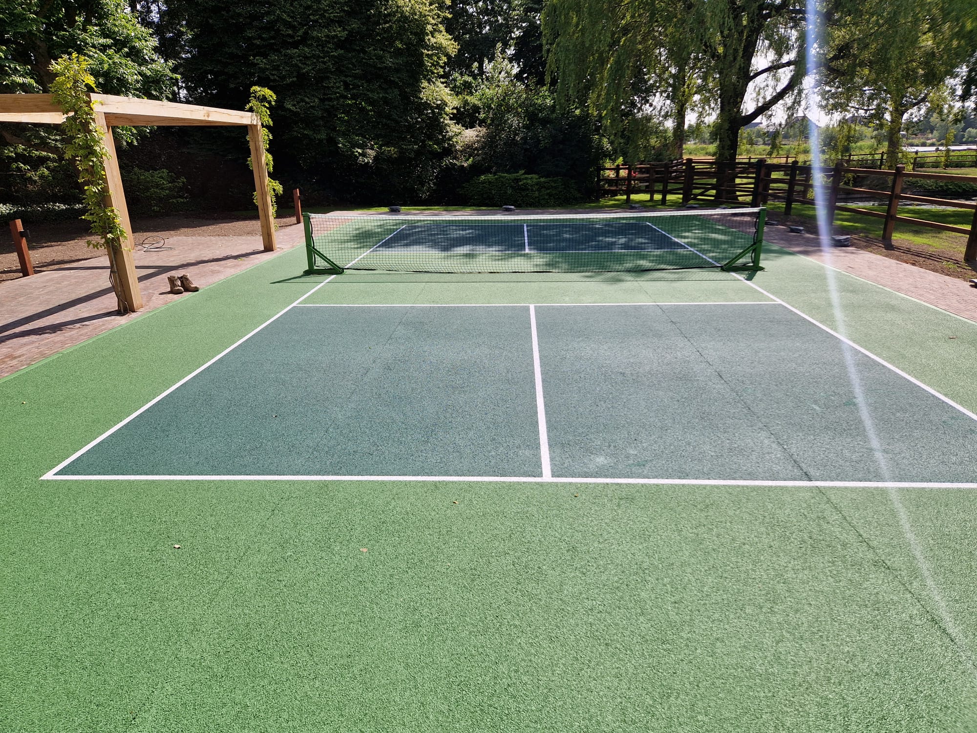 een professioneel aangelegde, groene pickleballbaan.